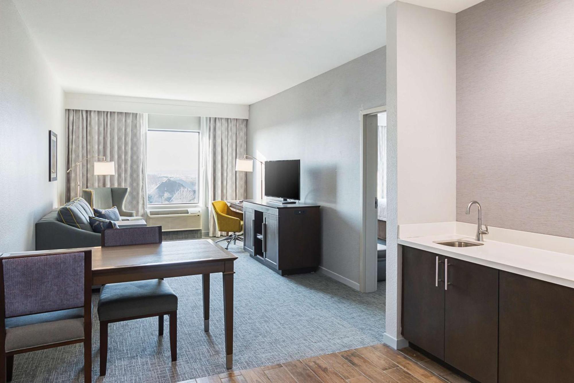 Hampton & Dfw Airport West Hotel 3*